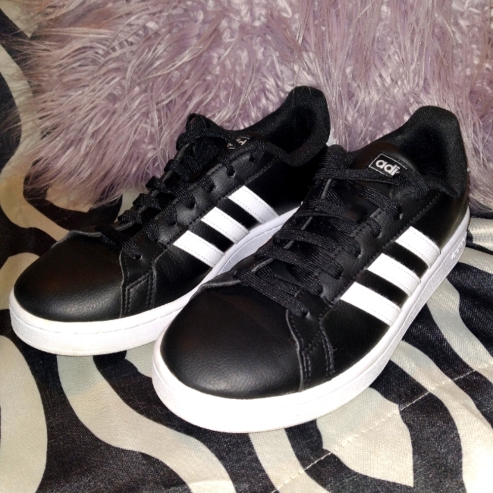 Adidas sz 8 black leather sneaker back to school